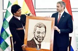 el-presidente-boliviano-evo-morales-i-obsequio-un-retrato-a-mario-abdo-benitez-ayer-en-la-paz-afp--224858000000-1841946.jpg
