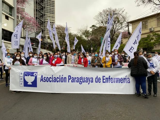 Manifestación de enfermeras este miércoles sobre la calle Pettirossi de Asunción.