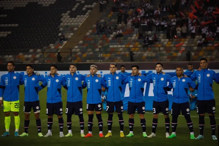 Los jugadores de Paraguay forman durante el himno nacional antes del partido amistoso contra Perú en el estadio Monumental de la U en Lima, Perú.