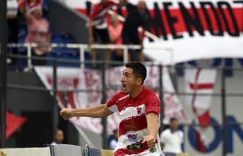 Nery Antonio Cardozo Escobar (33 años) festeja su gol, con que el Sportivo Carapeguá derrotó al Deportivo Caaguazú por 1-0.