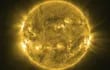 Con 4.650 millones de años, el Sol presenta un ciclo de once años (promedio) a lo largo del cual su actividad magnética varía entre un mínimo y un máximo, cuando registra una mayor cantidad de manchas solares que se aprecian como zonas más oscuras por su menor temperatura -ahora se dirige hacia ese máximo que se prevé en 2025-.