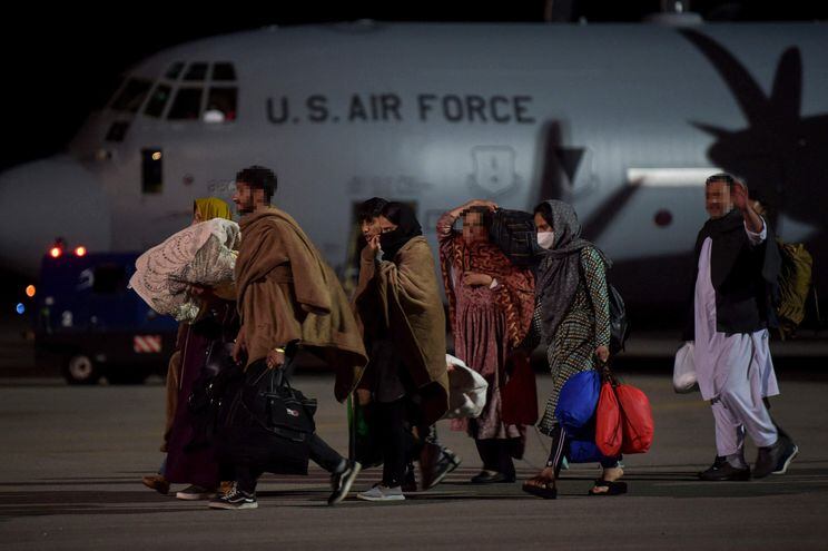 EEUU mantiene operaciones en el aeropuerto de Kabul tras ataque con cohetes.