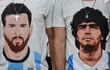 Dos hinchas argentinos en Qatar visten remeras con los rostros de Lionel Messi y la leyenda del fútbol Diego Maradona.