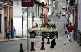 Las fuerzas de seguridad ecuatorianas patrullan el área alrededor de la plaza principal y el palacio presidencial después de que el presidente ecuatoriano Daniel Noboa declarara al país en estado de "conflicto armado interno" y ordenara al ejército llevar a cabo operaciones militares contra las poderosas bandas de narcotraficantes del país.