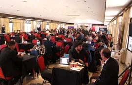 Vista de un sector de las reuniones de negocios entre empresarios y emprendedores, nacionales y extranjeros, en la segunda jornada de la Expo Rueda 2022, realizada en el marco de la 39° Expo de Mariano Roque Alonso, con unas 906 personas registradas.
