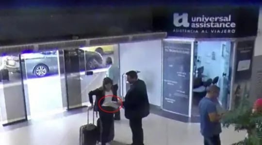 Luis Servián exhibe a "la mula" un documento el día del intento de tráfico de cocaína en el cual estuvieron implicados funcionarios aeroportuarios.