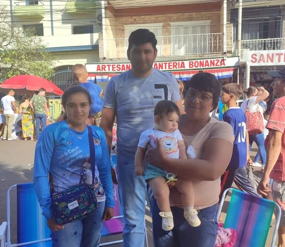 Graciela Pera con su nieta Dara Noguera, su hija Leidi Gayoso y su yerno Francisco Noguera.