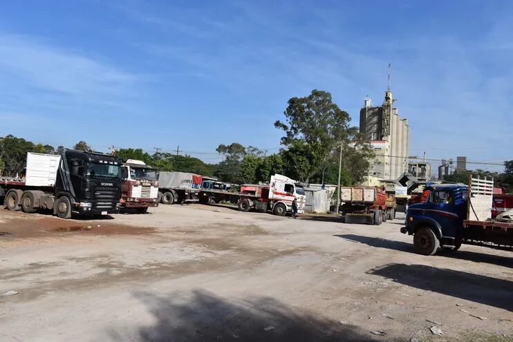 Camioneros en el estacionamiento de la INC de Villeta, según la denuncia esperan 8 horas o más para retirar las cargas.