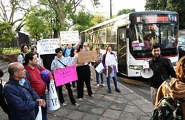 Integrantes de Opama volvieron a movilizarse ayer para exigir una mayor frecuencia de buses.