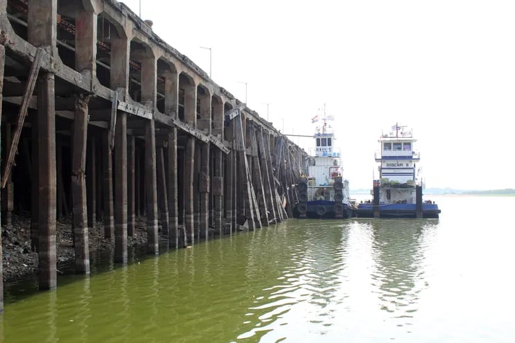 Imagen del puerto de Asunción, actualmente con la bajante más pronunciada desde que se tienen registros.