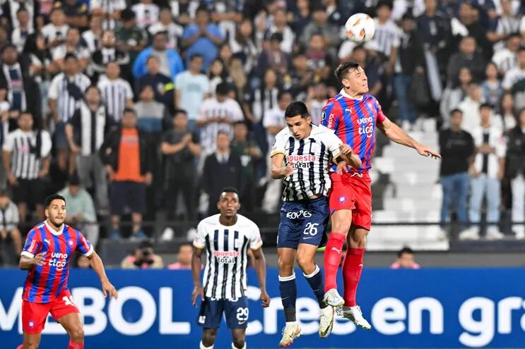 El argentino Diego Churín (d), jugador de Cerro Porteño, disputa un balón aéreo en el partido frente a Alianza Lima por la fase de grupos de la Copa Libertadores 2024 en el estadio Alejandro Villanueva, en Lima, Perú.