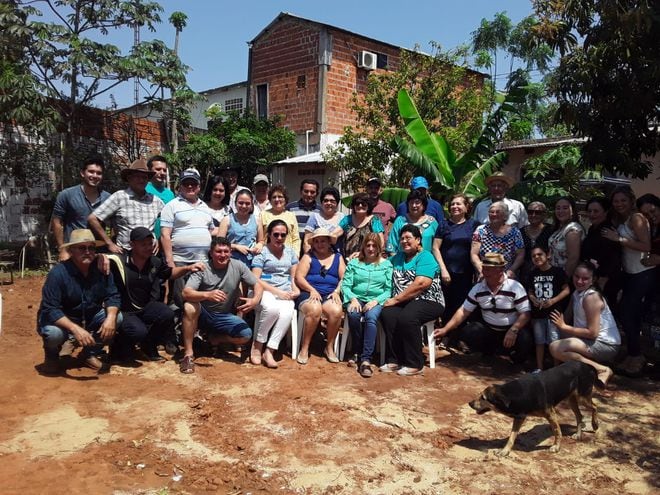 Los Brignardello, familiares y amigos reunidos con Doña Digna López Vda. de Brignardello.