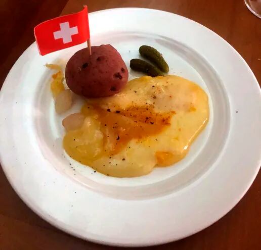 En Suiza, el 1º de agosto es en verano, pero como aquí es invierno, es el momento perfecto para comer una raclette, plato típico suizo con papas y queso fundido.