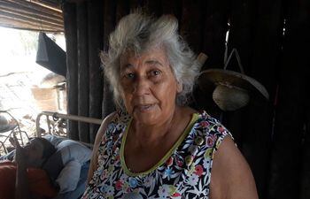 Ña Evarista Benítez (71), no puede percibir el dinero de Tekopora de su hija encamada debido a que debe recorrer 700 km para llegar a la ventanilla del BNF en Loma Plata.