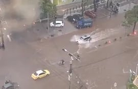 Las calles de Asunción se inundan con las fuertes lluvias.