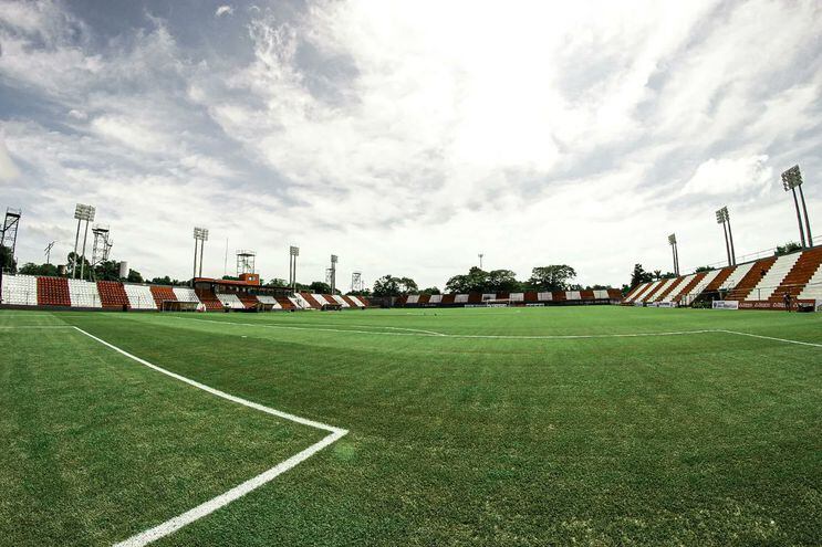 El estadio Ka'arendy del club General Caballero de Juan León Mallorquín del Departamento de Alto Paraná.