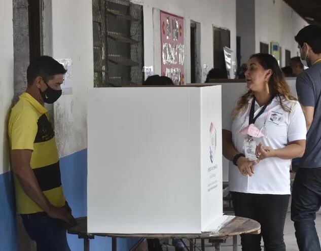 Personas al momento de votar hoy en la escuela República de Cuba.