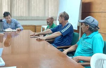 Representantes de los cuidacoches se reunieron hoy con Álvaro Grau, concejal de Asunción.