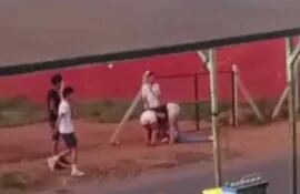 Captura de video de un testigo que muestra a la víctima tendida en el suelo tras ser golpeada por su pareja.
