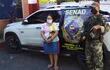 La detenida María Elena Benítez, junto con la camioneta Fiat Toro blanca, que fue recuperada por agentes de la Senad en Salto del Guairá.