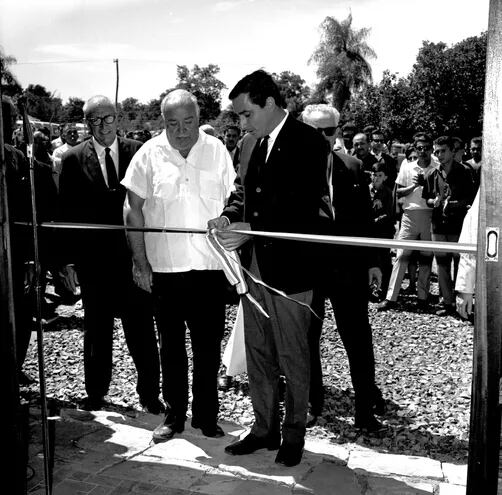 Momento del corte de cinta durante la inauguración de la casa del exalumno del Colegio San José.