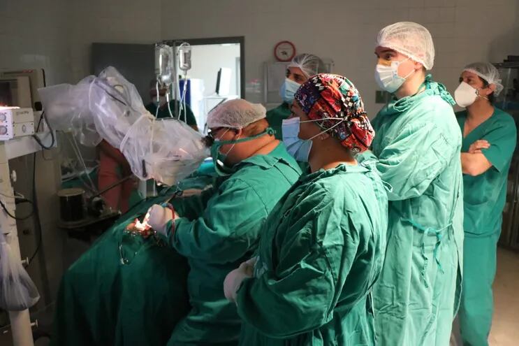 Médicos del Hospital de Clínicas realizaron con éxito un implante coclear.