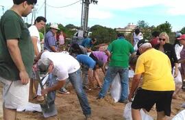 ciudadanos-de-pilar-intentan-reforzar-el-muro-que-rodea-la-ciudad-ante-el-avance-del-rio-paraguay-que-crece-sin-parar-clide-martinez-corresponsal-d-200502000000-1414670.jpg