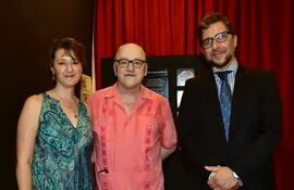 Laura Sánchez, Nicolas Dario Lotourrete Bo y el embajador del Uruguay, Fernando Sandín Tusso.