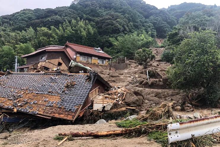 Casas destruidas por un deslizamiento de tierra a causa de las lluvias en la ciudad de Karatsu, en la prefectura japonesa de Saga, este lunes.