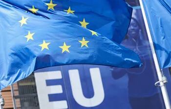 Una fotografía tomada el 5 de mayo de 2021 muestra una bandera de la Unión Europea ondeando fuera de la sede de la Comisión Europea en Bruselas.