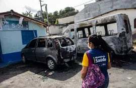 Fotografía de los ataques por parte de grupos delincuenciales, hoy en la ciudad de Manaos (Brasil). El Gobierno del estado brasileño de Amazonas (norte) pidió el envío de agentes de la Fuerza Nacional, un cuerpo de elite de la Policía, para reforzar la seguridad en la región en medio de un ola de ataques por parte de grupos de delincuentes.
El gobernador de Amazonas, Wilson Lima, informó este lunes que solicitó al Gobierno un refuerzo policial para "combatir los actos de vandalismo registrados en las últimas horas" en la capital del estado, Manaos. Los delincuentes incendiaron esta madrugada un ambulatorio, el edificio de un sindicato y un cajero electrónico, y dispararon contra una comisaría de policía en el centro de la ciudad, donde hubo un intercambio de tiros con los agentes. EFE / Raphael Alves