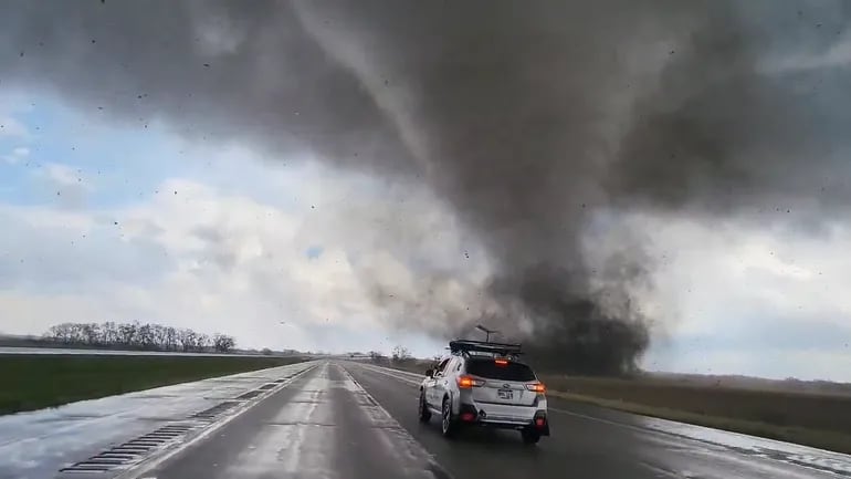 Impactante imagen de un tornado al norte de Lincoln Nebraska.