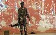 Un soldado monta guardia cerca de la sede de la Asamblea Nacional de Bissau. (Imagen de archivo)