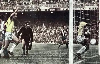 Raimundo Aguilera veía cómo Pelé festejaba el gol que anotó en el Maracaná el 31 de agosto de 1969, con un récord de asistentes.