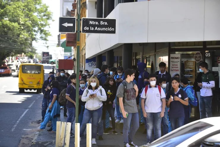 Miles de estudiantes del Área Metropolitana aún no logran acceder al medio pasaje porque el Gobierno no agiliza la entrega de tarjetas del billetaje, con el cual se efectiviza el boleto estudiantil.