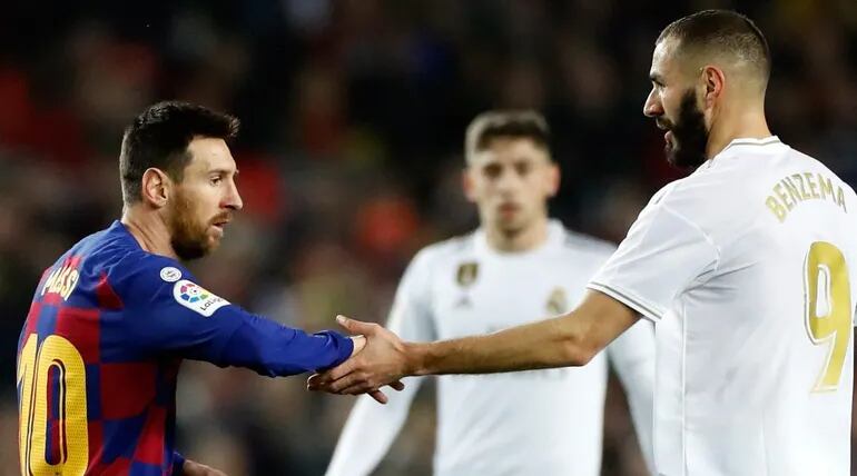 Saludo entre Lionel Messi y Karim Benzema, figuras de Barcelona y Real Madrid, respectivamente.