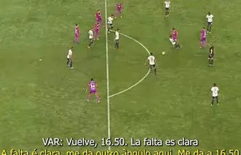 El análisis VAR de la jugada de la falta a Lorenzo Melgarejo antes del segundo gol de Nacional.
