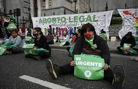 Activistas a favor de la legalización del aborto se manifiestan frente al Congreso argentino, en octubre de este año.