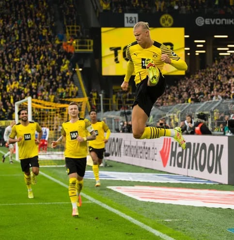 Salto acrobático de Erling Haaland para festejar uno de sus dos goles para el Dortmund ante Maguncia.