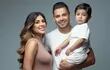 Ángel Romero y Gabriela Miskinich junto con su hijo Ciro en una sesión de fotos previa al nacimiento de su segundo vástago.