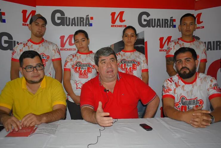 El Diputado Ever Noguera junto al concejal municipal de Villarrica, Wilfrido Portillo y el joven Juan Carlos Vázquez con sus compañeros durante el lanzamiento de la campaña de afilaición colorada.