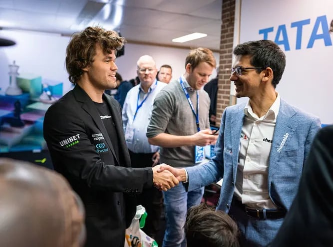 Magnus Carlsen felicita a Anish Giri por su triunfo en Wijk aan Zee (Foto Lennart Ootes Tata Steel Chess Tournament 2023).