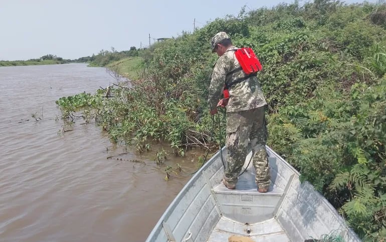 Militares buscan sargento Alexis Sosa en aguas del río Paraguay.