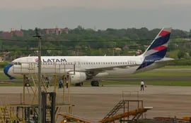 Avion de la empresa Latam que fue afectado por un intenso temporal en estos días. (Imagen de referencia).