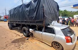 El vehículo de la victima quedó incrustado bajo el camión militar.