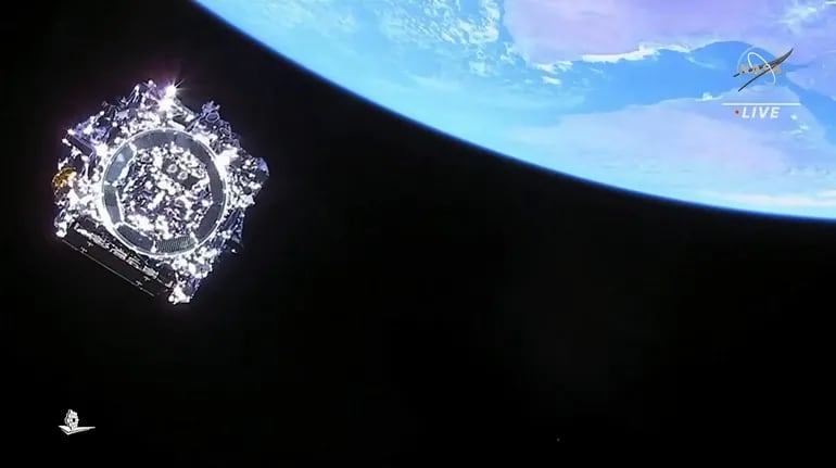 El telescopio James Webb momentos después de separarse del cohete Ariane 5 en la órbita de la Tierra, el sábado.