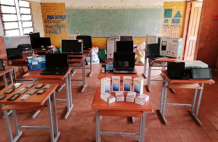 Los dispositivos electrónicos fueron expuestos en el aula de una de las clases para el uso educativo y realización de las tareas.