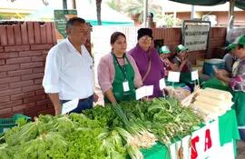 Realizan feria de Agricultura familiar en San Lorenzo. La venta es hasta agotar stock.