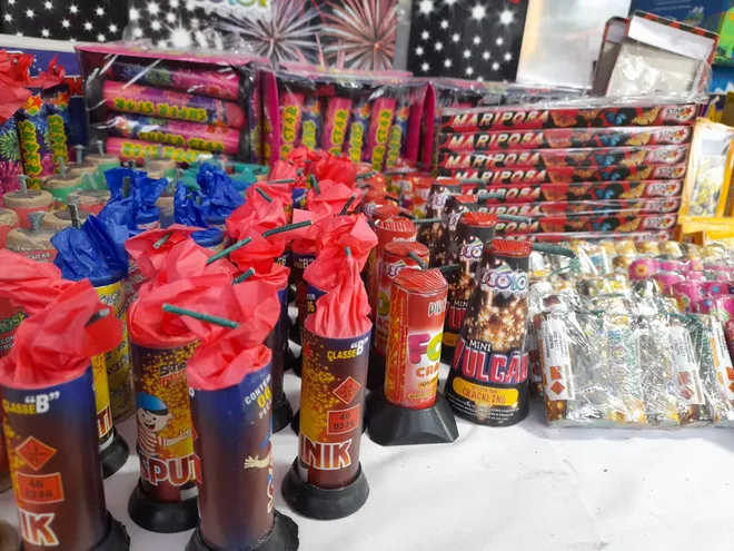 Feria de fuegos artificiales y pirotecnias en general en la plaza Amistad, ubicada sobre Ana Diaz, de comerciantes del Mercado 4.