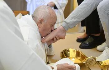 El Papa lava y besa los pies de una reclusa durante la celebración del Jueves Santo.